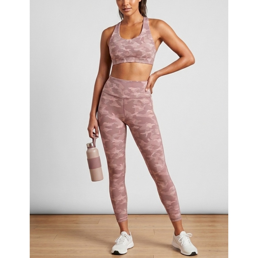 ATHLETA SET ULTIMATE TEXTURED BRA + ULTIMATE STASH POCKET TEXTURE
CAMO CAPRI